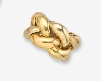 une image d'un gros plan d'une bague en or sur un fond blanc