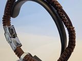 un bracelet muni d'une étiquette, posé sur un présentoir