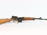 un vieux fusil avec un canon en bois sur fond blanc