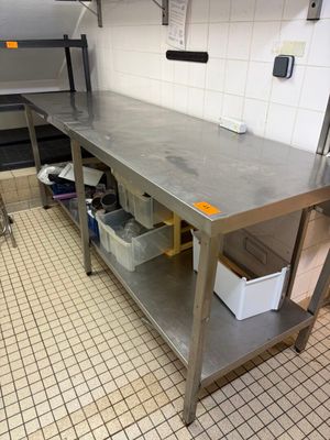 une table de travail en acier inoxydable dans une cuisine professionnelle