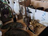 une table sur laquelle sont disposées de nombreuses antiquités
