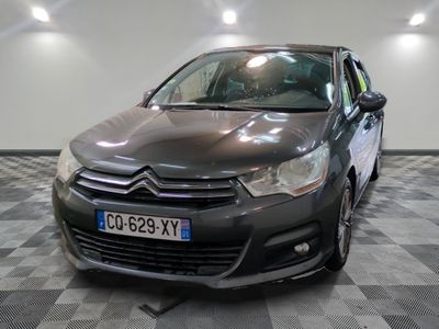 voiture grise de marque Citrole garée dans un showroom au sol en damier