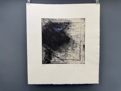 un dessin en noir et blanc accroché au mur
