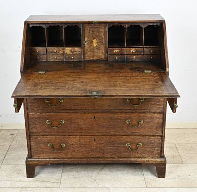 un vieux bureau en bois avec des tiroirs et des tiroirs sur le dessus