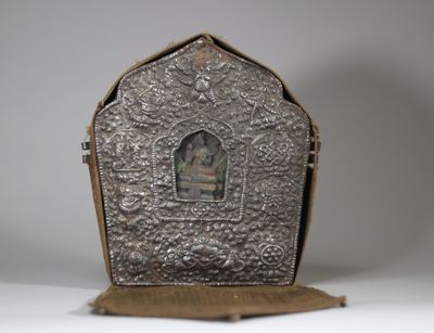 Tibet, XIXe siècle, coffret reliquaire en métal repoussé à r… - Photo 1