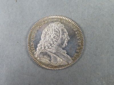 Gros plan sur une pièce d'argent portant le visage d'un homme
