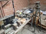 beaucoup d'appareils électroniques anciens posés sur une table dans une pièce