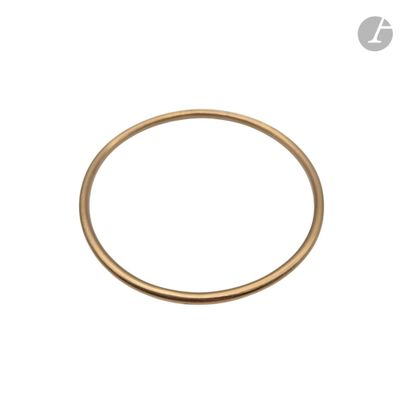 une image d'une bague en or sur fond blanc