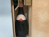 une bouteille de vin présentée dans un coffret en bois