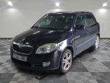 la photo d'une voiture noire garée dans un garage