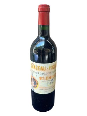 une bouteille de vin posée sur une table