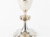 une coupe en argent ornée d'une croix sur le socle et d'une croix sur le socle