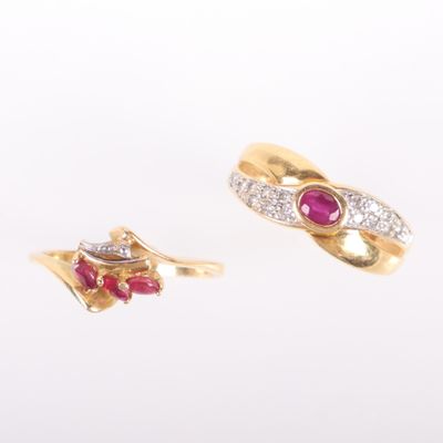 une paire de boucles d'oreilles en rubis et diamants et une bague en or