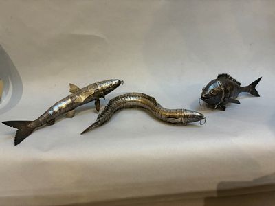 deux poissons posés sur un évier
