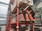 une grande pile d'objets métalliques entreposés dans un entrepôt