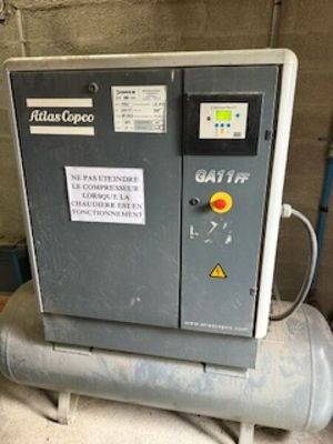 une machine posée sur une table