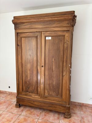 une armoire en bois dans une pièce au sol carrelé