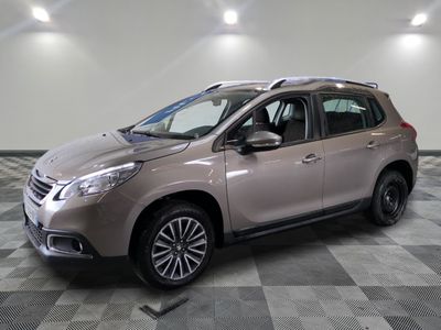 la photo d'une voiture garée dans une salle d'exposition