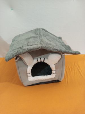 un chat assis à l'intérieur d'une niche pour chat
