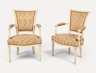 paire de fauteuils de style Louis XVI avec accoudoirs rembourrés