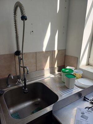 un évier équipé d'un robinet dans une cuisine