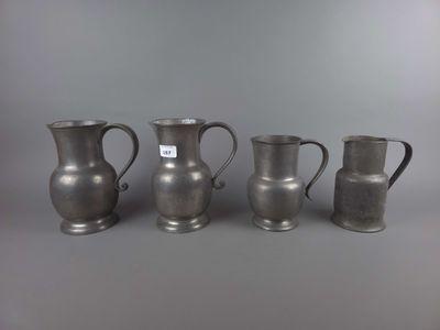 trois vases en argent munis d'anses et de poignées, sur fond gris