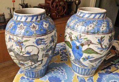 deux vases posés sur une table recouverte d'une nappe bleue et blanche