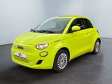 La petite voiture jaune est garée dans une grande pièce