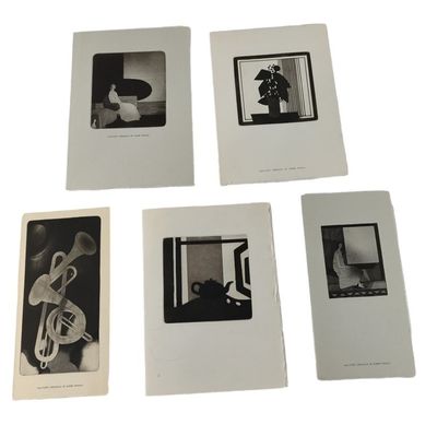 six photographies en noir et blanc représentant un homme et une femme dans un salon