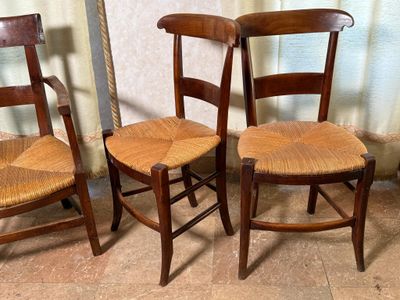 trois chaises en bois posées les unes à côté des autres sur le sol
