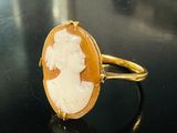 une image représentant une bague en or ornée d'un camée sculpté à l'effigie d'une femme