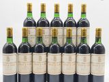 un groupe de six bouteilles de vin assises les unes à côté des autres