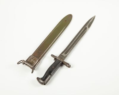 une paire de couteaux militaires anciens sur fond blanc
