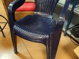 une chaise en plastique bleue posée par terre