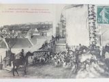 une photo d'une carte postale représentant un homme à cheval devant une foule de gens