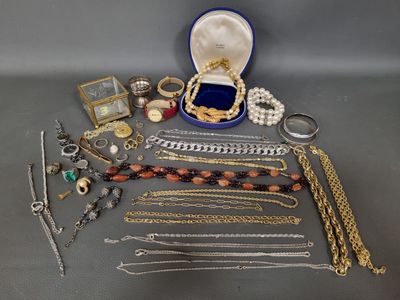 un assortiment de bijoux comprenant des bagues, des bracelets, des colliers et d'autres articles