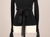 le haut d'un torse de mannequin portant un haut noir et du tulle noir