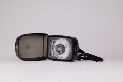 une radio à l'ancienne posée sur une surface blanche
