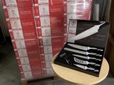 une boîte de couteaux posée sur une table, à côté d'une pile de boîtes