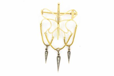 gros plan d'une paire de boucles d'oreilles sur fond blanc