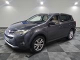 La Toyota RAV grise est garée dans une pièce au sol en damier.