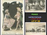 plusieurs photos montrant deux femmes en train de danser devant une voiture