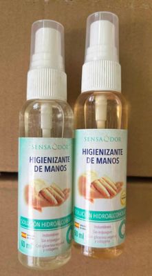deux flacons de gel hydroalcoolique posés sur une boîte en carton