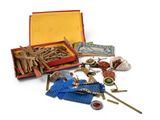 une boîte contenant divers objets, posée sur une surface blanche