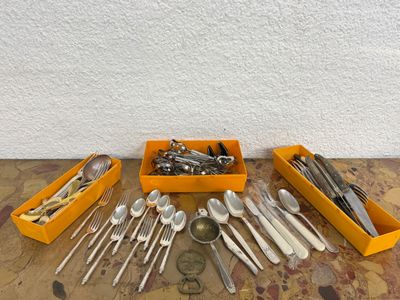 many different types of spoons and spoons on the table
