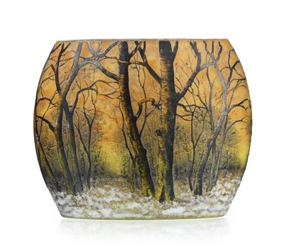 un vase sur lequel est représentée une forêt