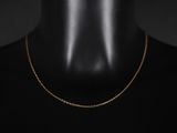 un collier à chaîne en or sur un mannequin mannequin mannequin mannequin mannequin mannequin mannequin mannequin mannequin mannequin