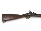 un vieux fusil avec un canon en bois et une poignée en bois