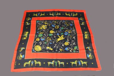 bande décorative représentant des chevaux et des fleurs sur fond noir, bordée d'orange
