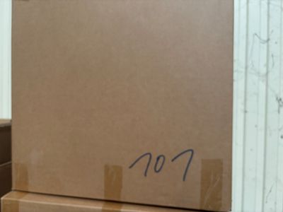 des boîtes sont empilées dans une pièce